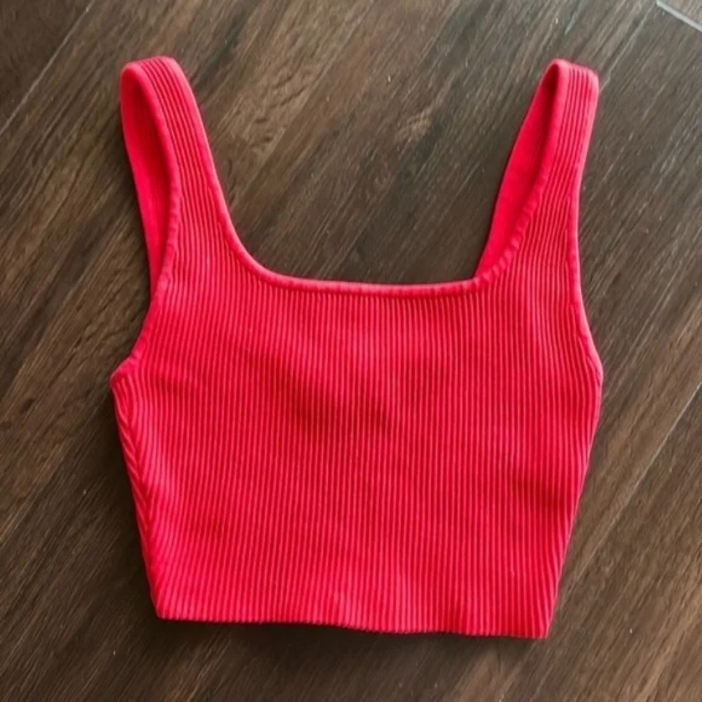 Aritizia Babaton red sculpt ribbed crop tank top, XS.